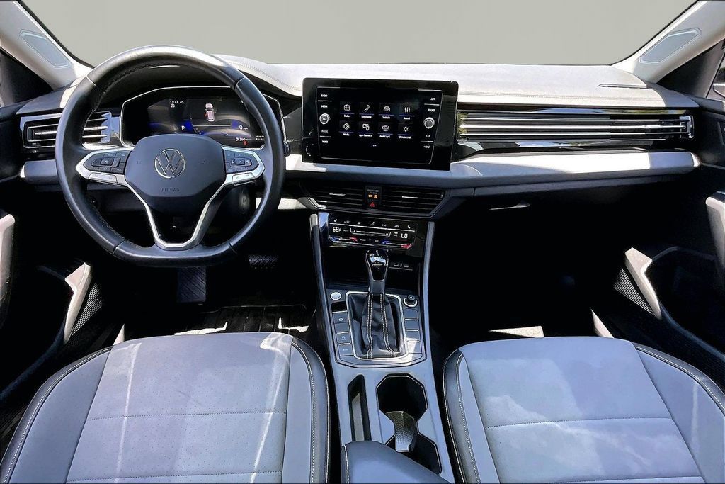 Used 2025 Volkswagen Jetta SE FWD image 4