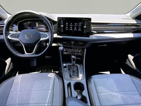 Used 2025 Volkswagen Jetta SE FWD image 4