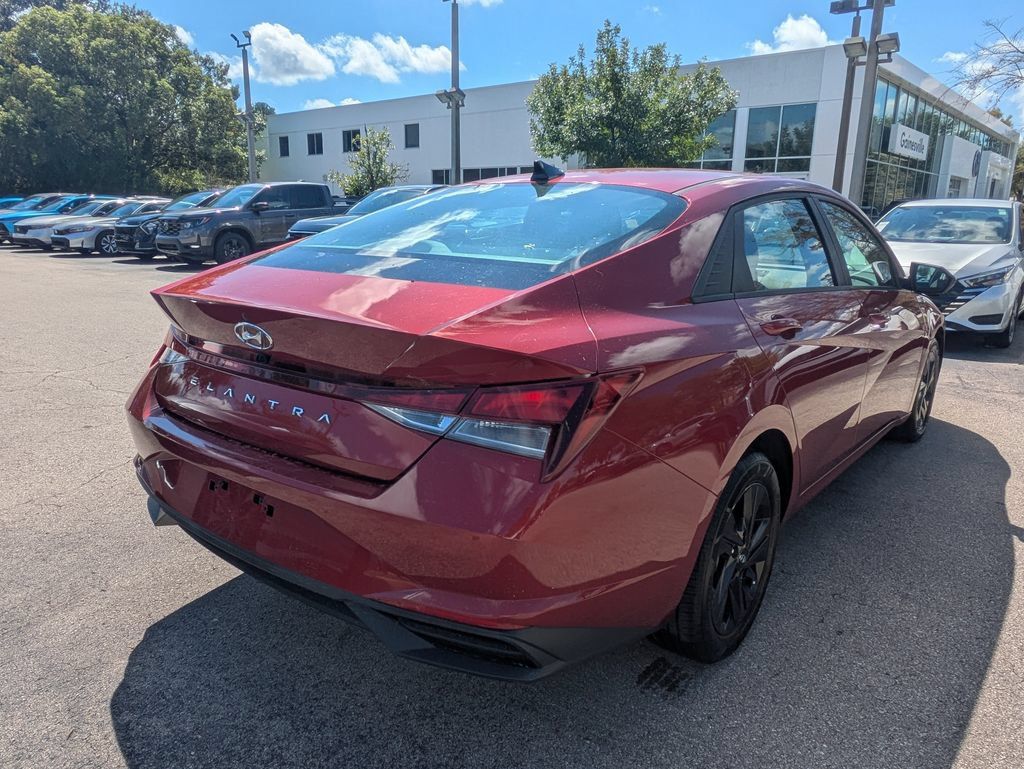 Used 2023 Hyundai Elantra SEL w/ Cargo Package FWD image 4