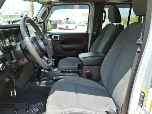 Used 2024 Jeep Gladiator Sport AWD/4WD image 14