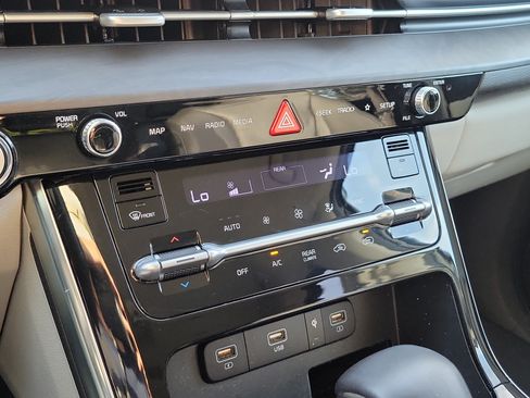 Used 2022 Kia Carnival EX FWD image 34
