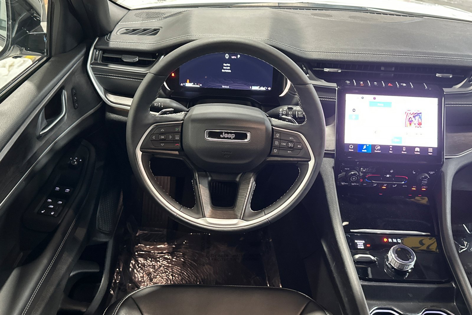 Used 2025 Jeep Grand Cherokee Limited w/ Black Appearance Package AWD/4WD image 16