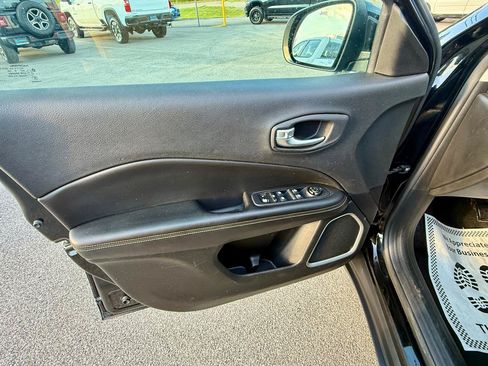 Used 2018 Jeep Compass Latitude w/ Popular Equipment Group FWD image 25