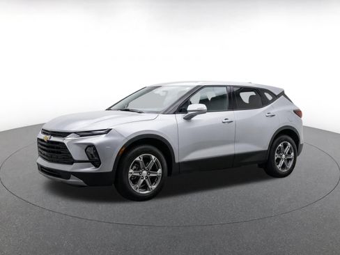 Used 2025 Chevrolet Blazer LT FWD image 3