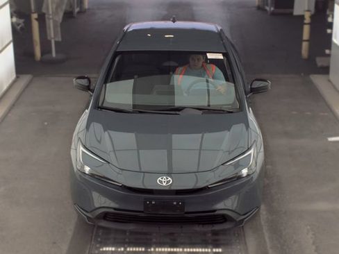 Used 2025 Toyota Prius LE FWD image 2