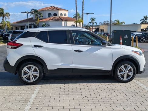 Used 2018 Nissan Kicks S image 4