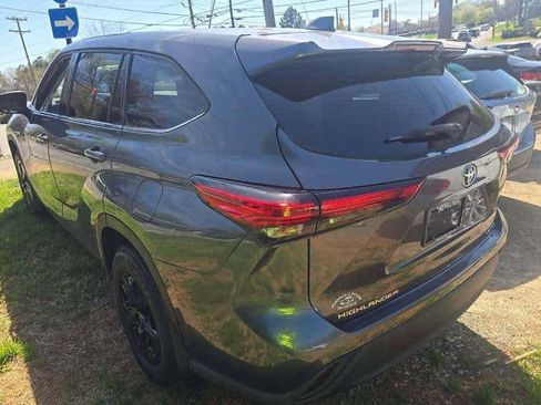 Used 2022 Toyota Highlander LE image 2