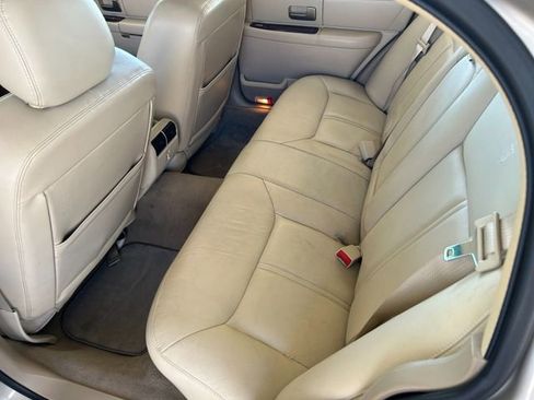 Used 2008 Lincoln Town Car Signature Limited image 23