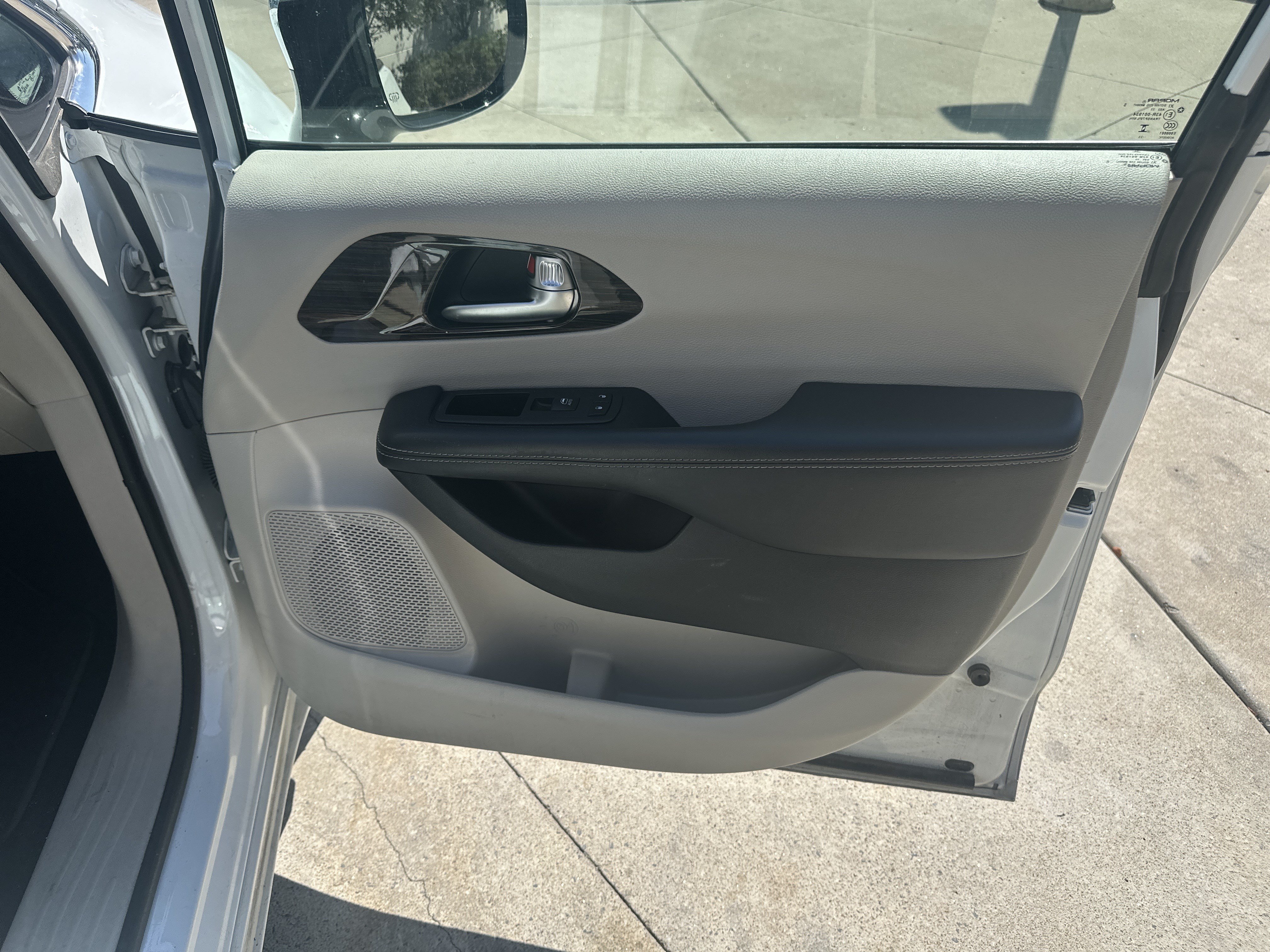 Used 2023 Chrysler Pacifica Limited FWD image 27