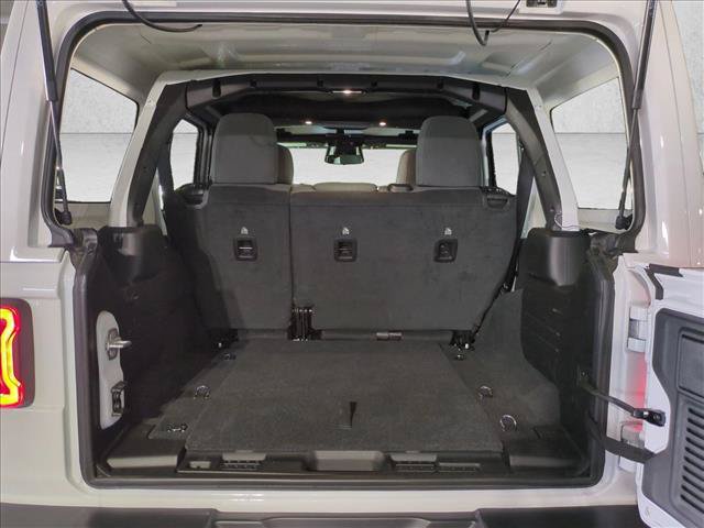 Used 2026 Jeep Wrangler Unlimited Sahara AWD/4WD image 6