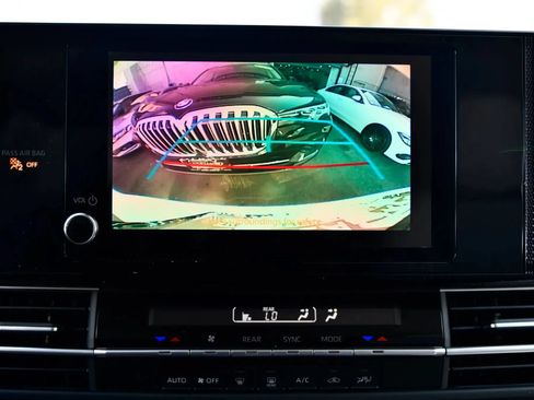 Used 2025 Toyota Sienna LE FWD image 16