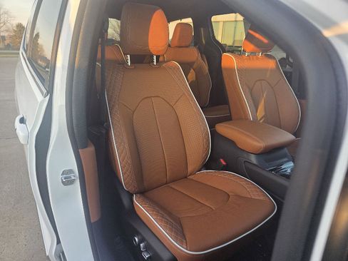 New 2026 Chrysler Pacifica Pinnacle w/ Trailer Tow Group image 36