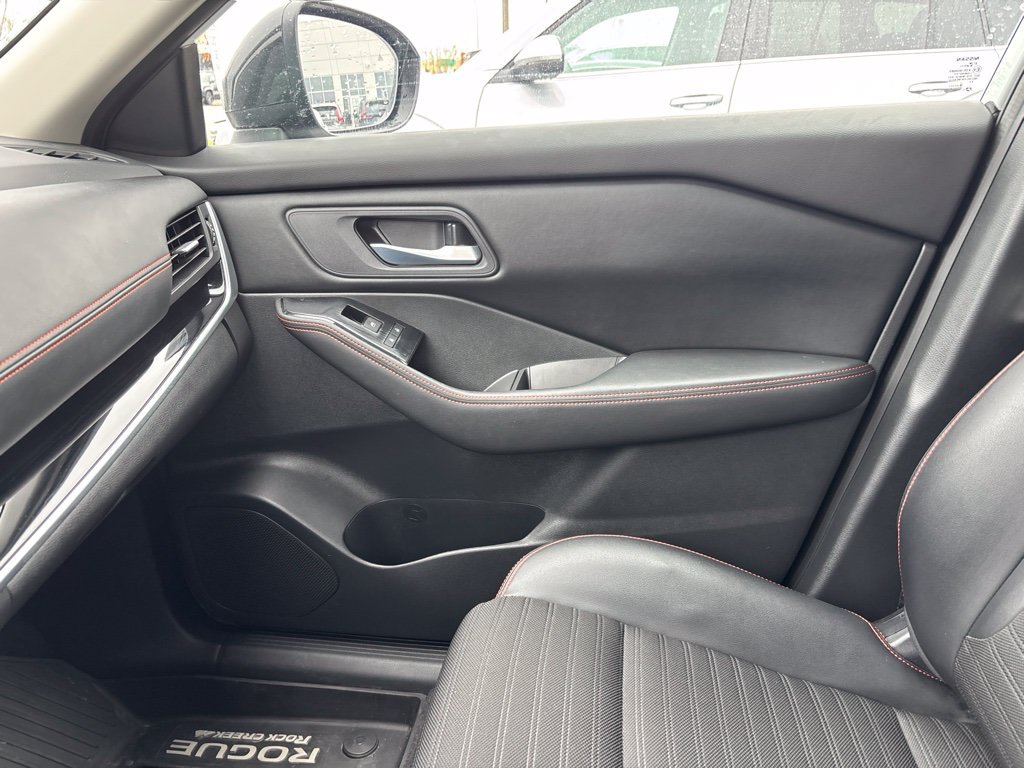 Used 2025 Nissan Rogue SV AWD/4WD image 15