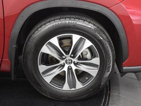 Certified 2023 Toyota Highlander XLE image 10