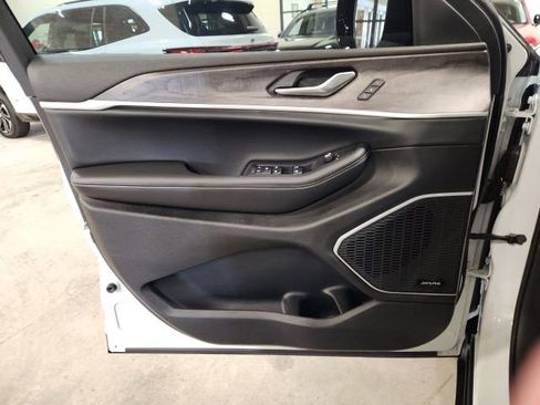 Used 2022 Jeep Grand Cherokee Limited image 23