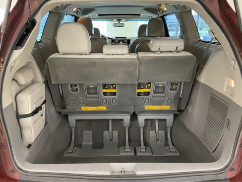 Used 2013 Toyota Sienna XLE image 7