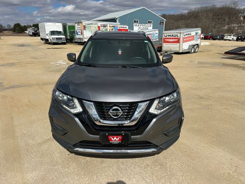 Used 2017 Nissan Rogue SV image 3