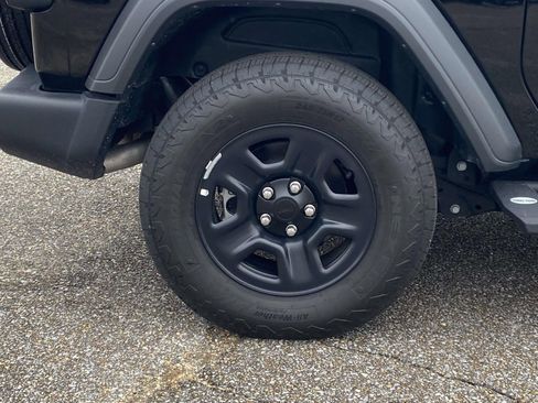 Used 2025 Jeep Wrangler Sport image 9