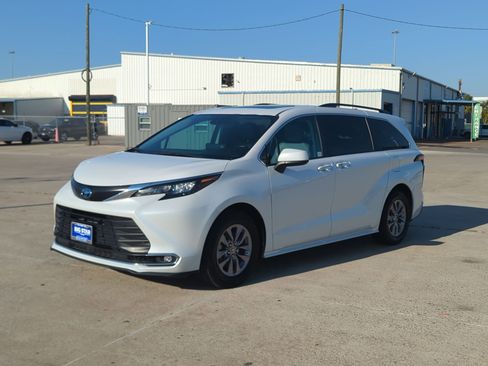 Used 2024 Toyota Sienna XLE image 9