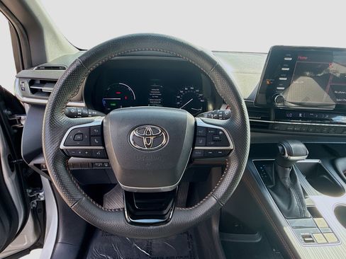 Used 2022 Toyota Sienna XSE FWD image 10