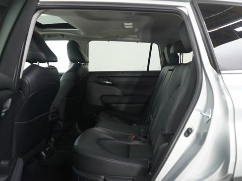 Used 2023 Toyota Highlander XLE image 20