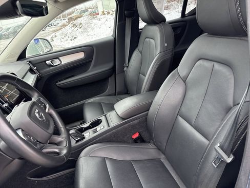 Used 2021 Volvo XC40 T5 Momentum w/ Premium Package image 17