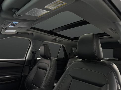 Used 2023 Ford Explorer XLT image 7