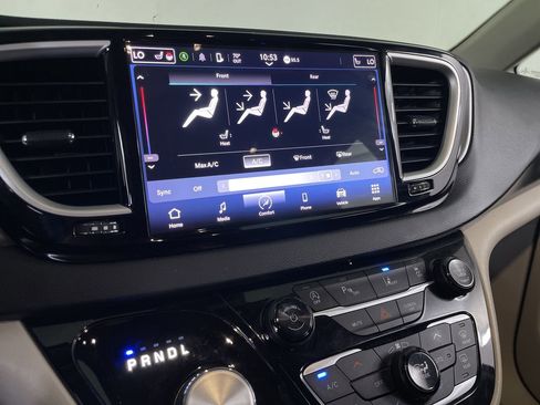Used 2023 Chrysler Pacifica Touring-L FWD image 17