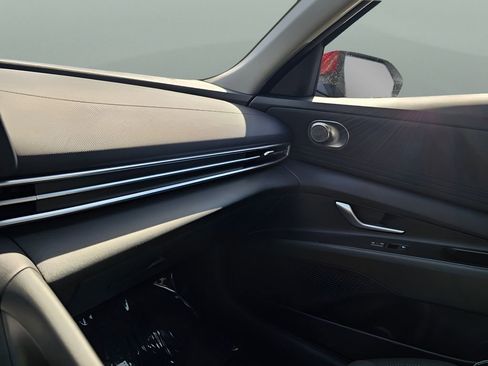 Used 2025 Hyundai Elantra SE image 22