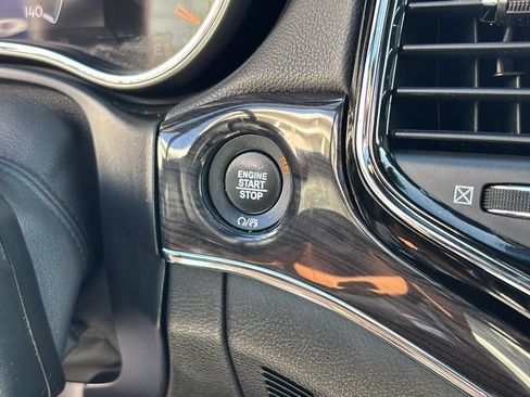 Used 2020 Jeep Grand Cherokee Overland AWD/4WD image 15