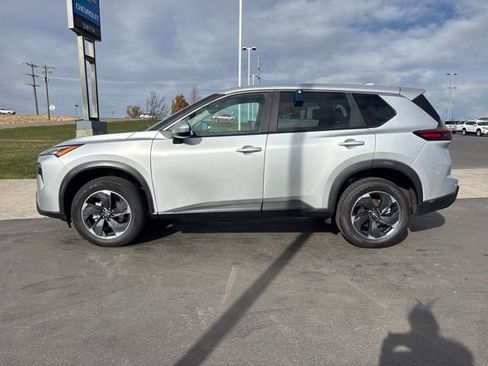 Used 2024 Nissan Rogue SV image 6