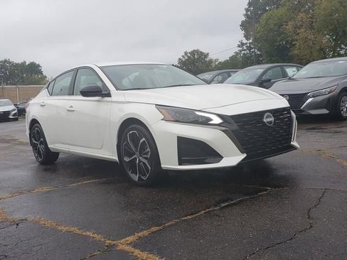 New 2025 Nissan Altima 2.5 SR image 9