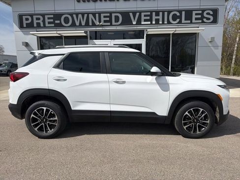 Used 2025 Chevrolet TrailBlazer LT AWD/4WD image 2