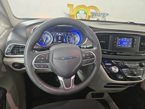 Used 2017 Chrysler Pacifica LX w/ Tire & Wheel Group FWD image 15