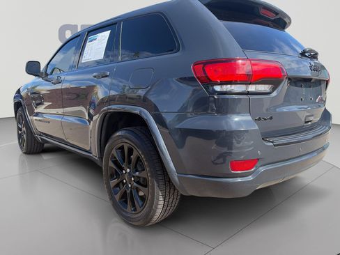 Used 2018 Jeep Grand Cherokee Altitude AWD/4WD image 12