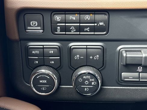 Used 2025 Chevrolet Suburban High Country image 32