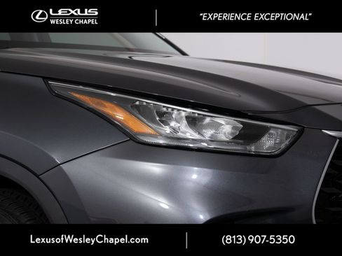 Used 2020 Toyota Highlander XLE FWD image 3