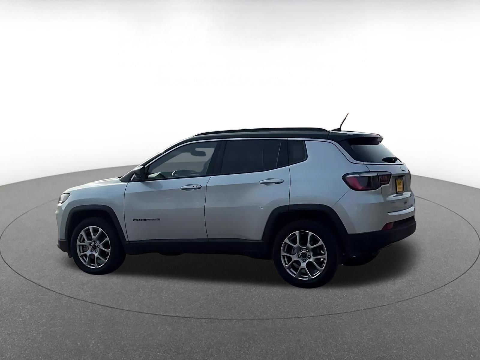 Used 2025 Jeep Compass Limited AWD/4WD image 9