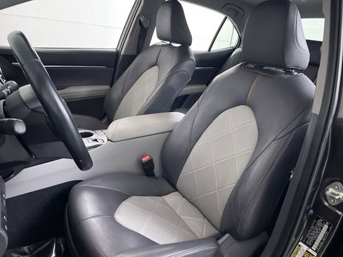 Used 2018 Toyota Camry XLE image 12