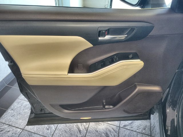 Used 2021 Toyota Highlander XLE AWD/4WD image 13