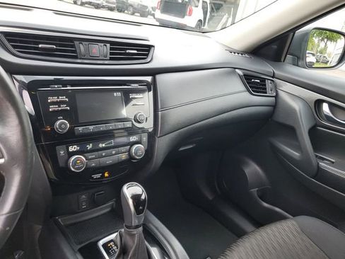 Used 2017 Nissan Rogue SV image 26
