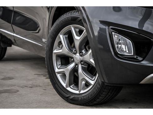 Used 2018 Kia Sorento SX image 3