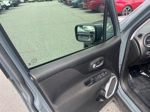 Used 2018 Jeep Renegade Latitude FWD image 36