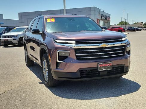 Used 2024 Chevrolet Traverse LT FWD image 2