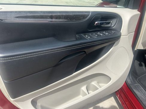 Used 2016 Chrysler Town & Country Touring image 25