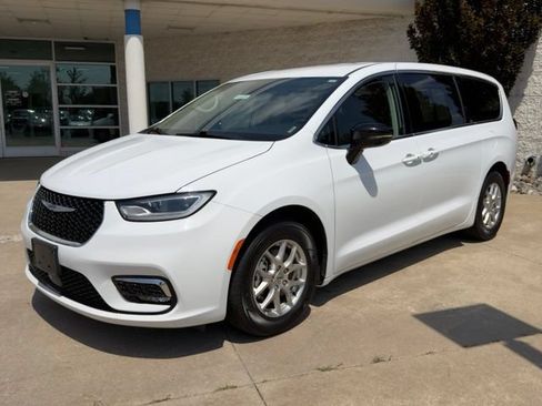 Used 2024 Chrysler Pacifica Touring-L FWD image 1