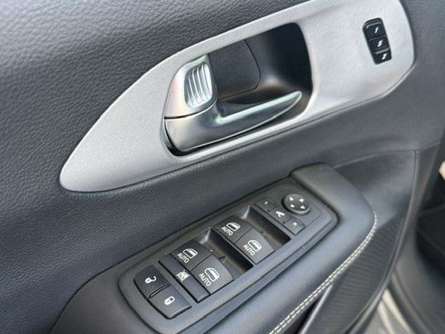 Used 2025 Chrysler Pacifica Limited FWD image 7