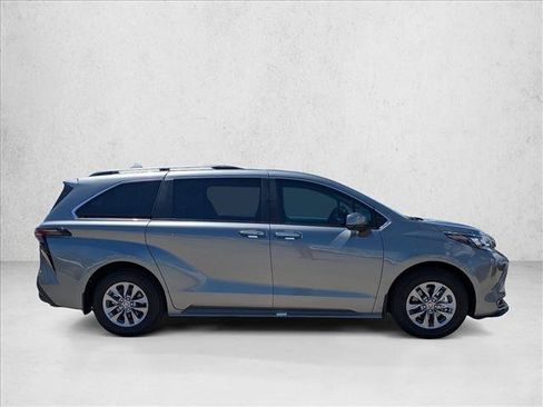 Certified 2026 Toyota Sienna XLE FWD image 4