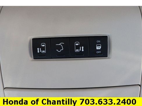 Used 2013 Chrysler Town & Country Touring-L image 17