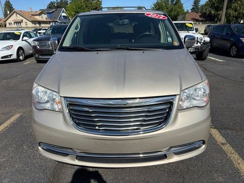 Used 2014 Chrysler Town & Country Touring-L w/ Driver Convenience Group FWD image 2